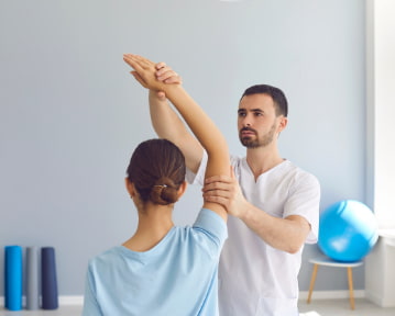 Jak zostać fizjoterapeutą [jakie studia i uprawnienia]? Porady