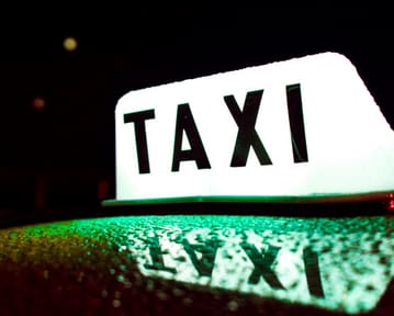 Jak zostać taksówkarzem? Wymagania i licencja na taksówkę