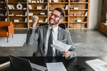 Kiedy należy się odprawa pracownikowi i ile wynosi?