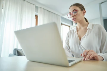 Krytyczne myślenie: co to i jak je rozwijać? Przykłady