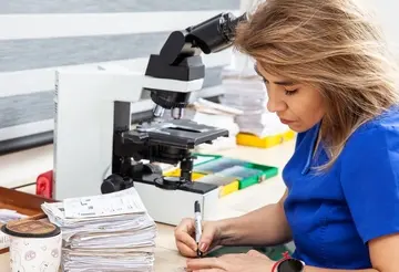 CV patolog – wzór i wskazówki eksperta kariery