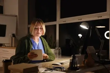 Praca w godzinach nocnych a Kodeks pracy. Jaki dodatek?