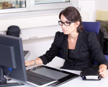 Umowa na zastępstwo a ciąża i urlop. Jakie wypowiedzenie?